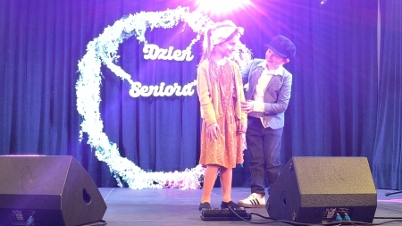 WYSTĘPY PRZEDSZKOLAKÓW NA DNIU SENIORA W GOK -,,JEMIOŁA'' W ŚLEMIENIU