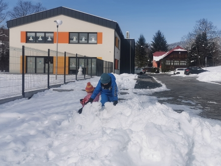 ZIMOWE HARCE NA ŚNIEGU :) PRZEDSZKOLE W ŚLEMIENIU I ODDZIAŁ PRZEDSZKOLNY W LASIE